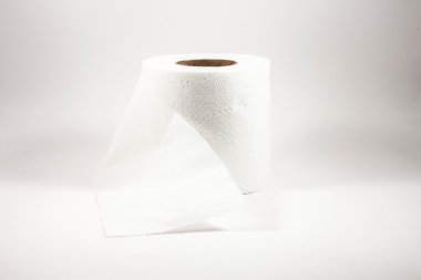 Beyaz arka planda tuvalet kağıdı
