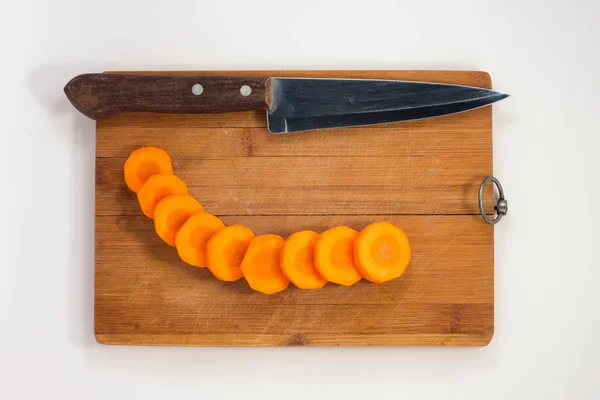 Gesneden wortelen op een snijplank — Stockfoto