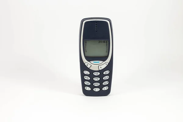 Beyaz arka planda eski bir cep telefonu