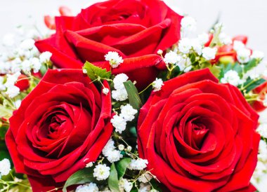 Kırmızı güllerin düğün buketi