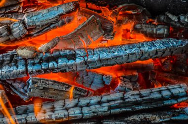 Ateşin içinde odun yanıyor.