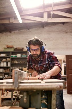 atölyede marangoz kesme ahşap parçası