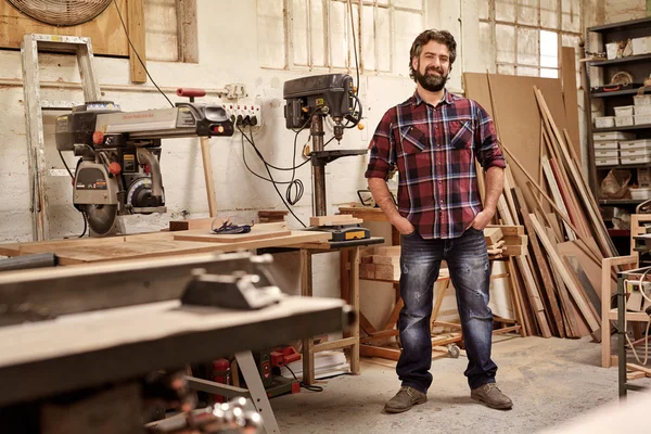Handwerker steht mit schweren Maschinen in Werkstatt — Stockfoto