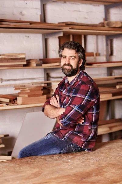 Artesano sentado en un estudio de carpintería para retrato — Foto de Stock