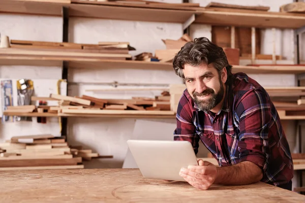 Handwerker arbeitet im Holzatelier an Tablet — Stockfoto