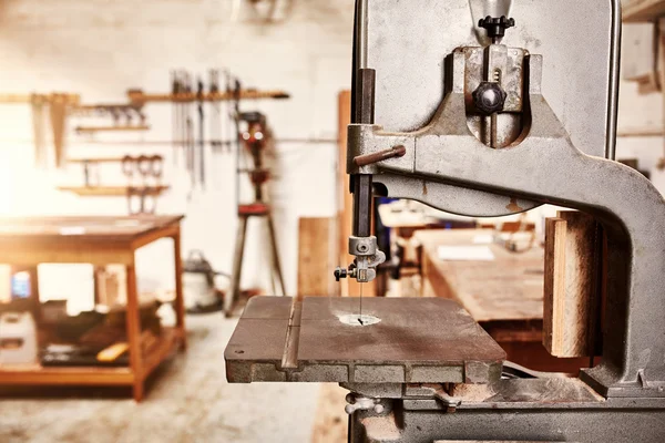 Stroj na zpracování výložníku na dřevěné pracovní dílně — Stock fotografie