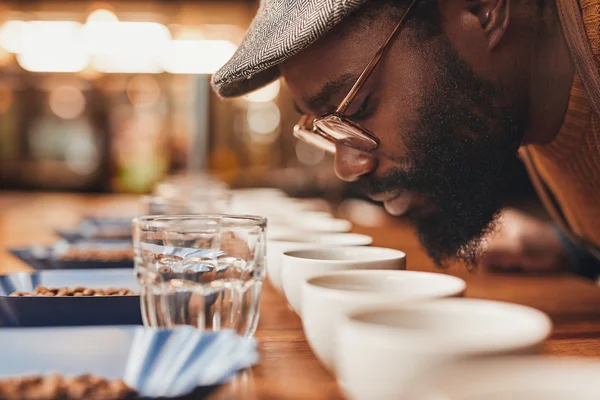 Mann bei Kaffeeverkostung — Stockfoto