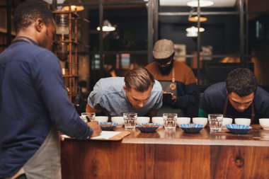 Profesyonel baristalar yeni çalışanları eğitin