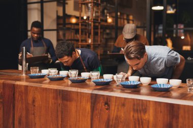 baristas kavurma kahve eğitimi yapıyor