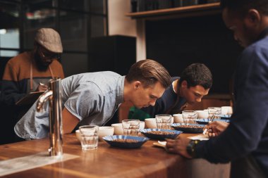 Baristas farklı kahve çeşitleri öğrenme