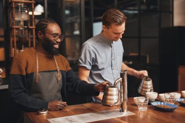 modern kavurma ahşap tezgahta baristas