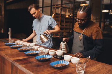 modern kavurma ahşap tezgahta baristas
