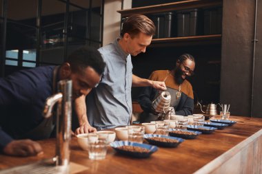 baristas eğitim mükemmel kahve dökmek için