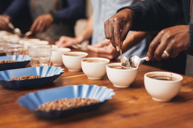 Baristas eğitim mükemmel kahve yapmak için