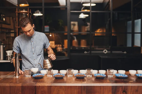 Barista profesional menyiapkan kopi — Stok Foto