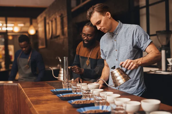 Baristas bereiten Kaffeeverkostung in Rösterei vor — Stockfoto