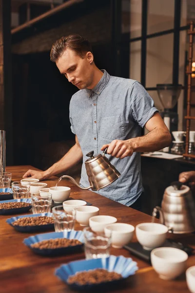 Professional barista preparing coffee — Stock Photo, Image