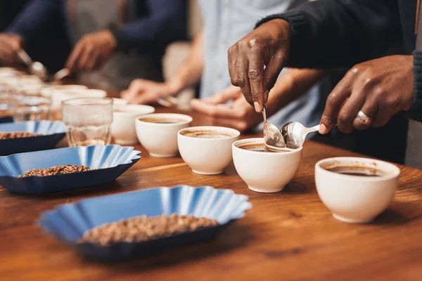 Entrenamiento de baristas para hacer un café perfecto — Foto de Stock