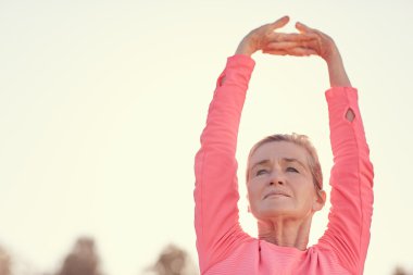Sportif yaşlı kadın egzersiz yapıyor