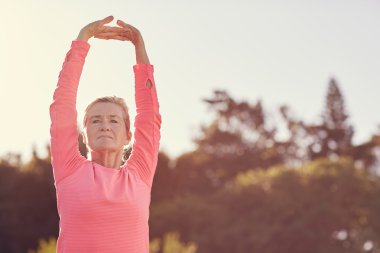 Sportif yaşlı kadın egzersiz yapıyor