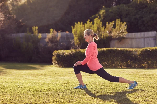 Senior Kvinna i förberedelse för Morning Run — Stockfoto