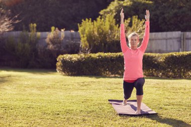 Yoga savaşçı poz kıdemli kadın