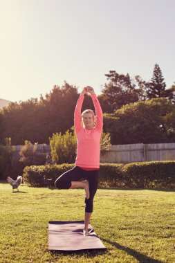 Yoga poz dengeleme Kıdemli kadın