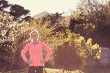 açık havada kalça elleri ile atletik kadın