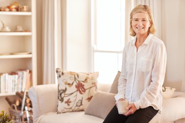 rahat kanepe koluna oturan kadın