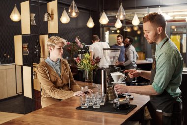 Barista kahve yapma sürecini gösteren