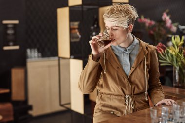 kadın taze kahve ile modern Cafe