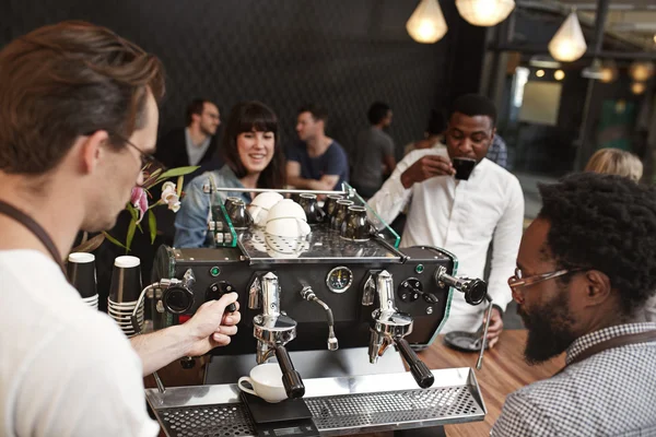 Treinamento de barista para usar uma máquina de café expresso — Fotografia de Stock