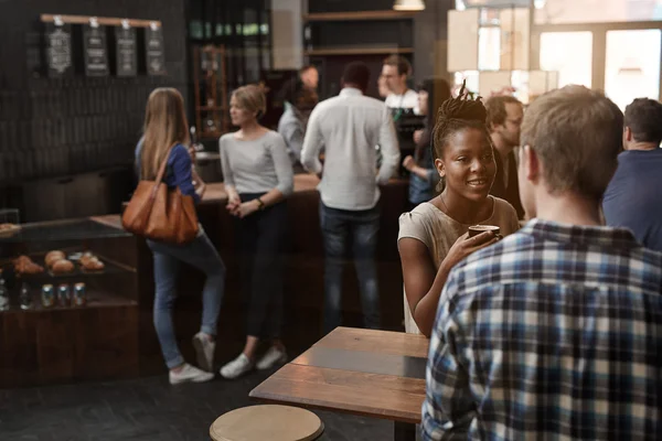 Mujer hablando con un amigo en la cafetería — Foto de Stock