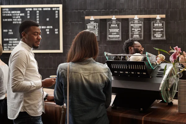 Friends waiting at counter of coffee shop — Stock Photo, Image