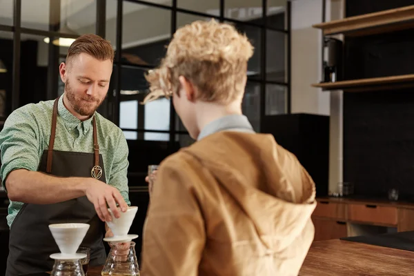 Barista hogy csésze kávét ügyfél — Stock Fotó