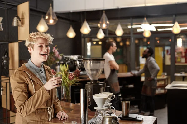 Femme souriante et riante dans un café — Photo