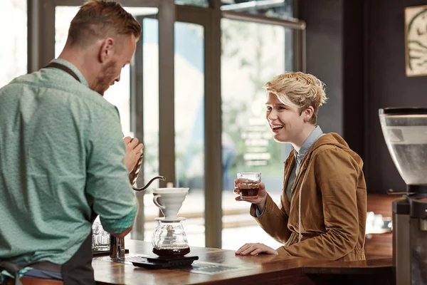 Barista pouring fresh coffee and chatting — Stock Photo, Image