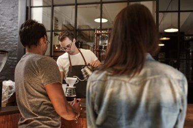 Barista modern kafede kahve döküyor