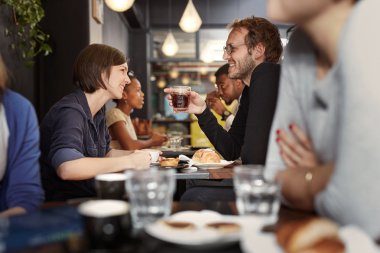 Birçok müşteri ile modern ve yoğun kafe