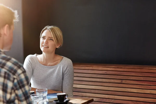 Frau beim Kaffee mit Mann — Stockfoto