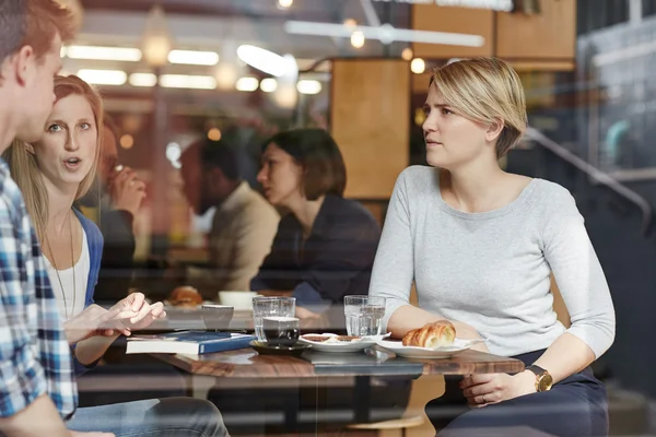 Freunde auf gemeinsamer Kaffeepause — Stockfoto