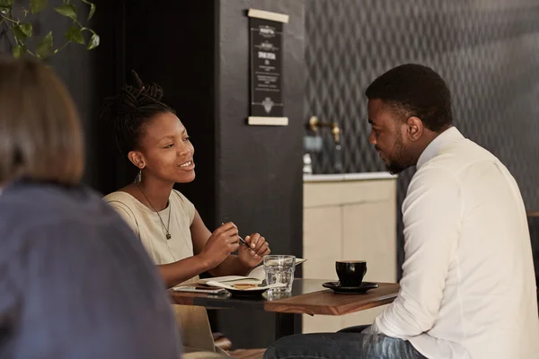 Casal conversando sobre café na data — Fotografia de Stock