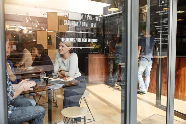 Mulher desfrutando de coffee break com amigos — Fotografia de Stock