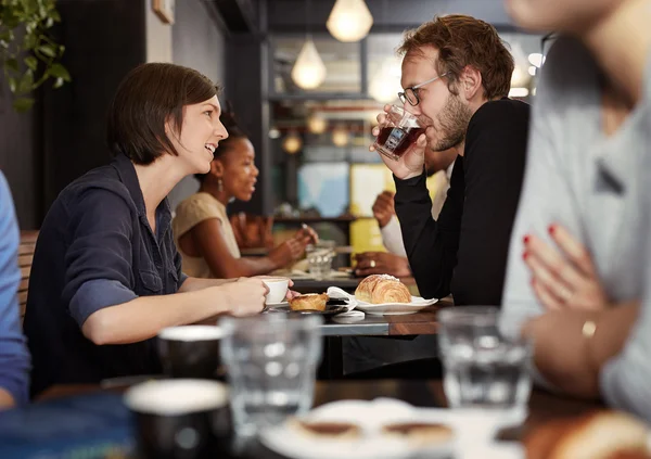 Kahve tarihinde çift ile meşgul kafe — Stok fotoğraf