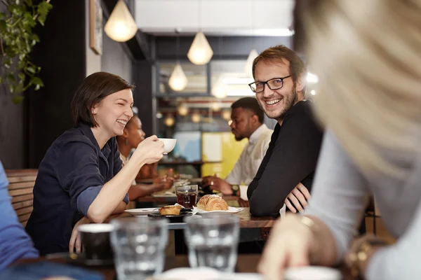 Uomo che si gira per sorridere alla macchina fotografica — Foto Stock