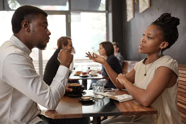 Mujer y hombre discutiendo ideas de negocios — Foto de Stock