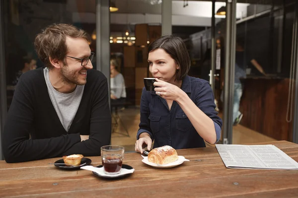 Pareja sonriendo el uno al otro en fecha — Foto de Stock