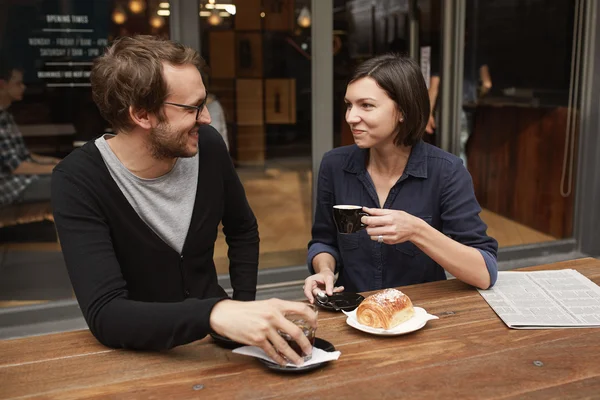 Casal sorrindo um para o outro na data — Fotografia de Stock