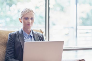 İş kadını Laptop 'ta çalışıyor