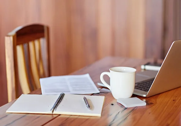 Espace de travail bureau avec table en bois — Photo